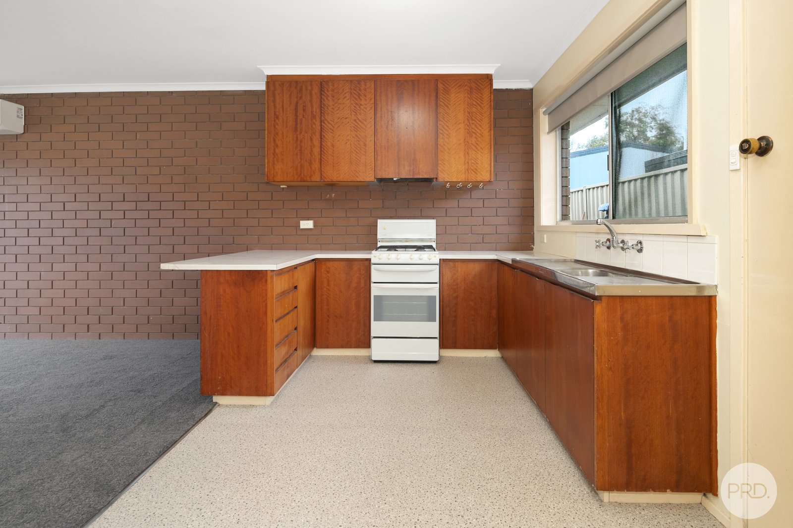 2/4 Marie Crescent WENDOUREE 2