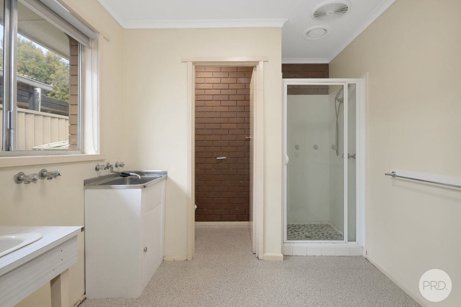 2/4 Marie Crescent WENDOUREE 4