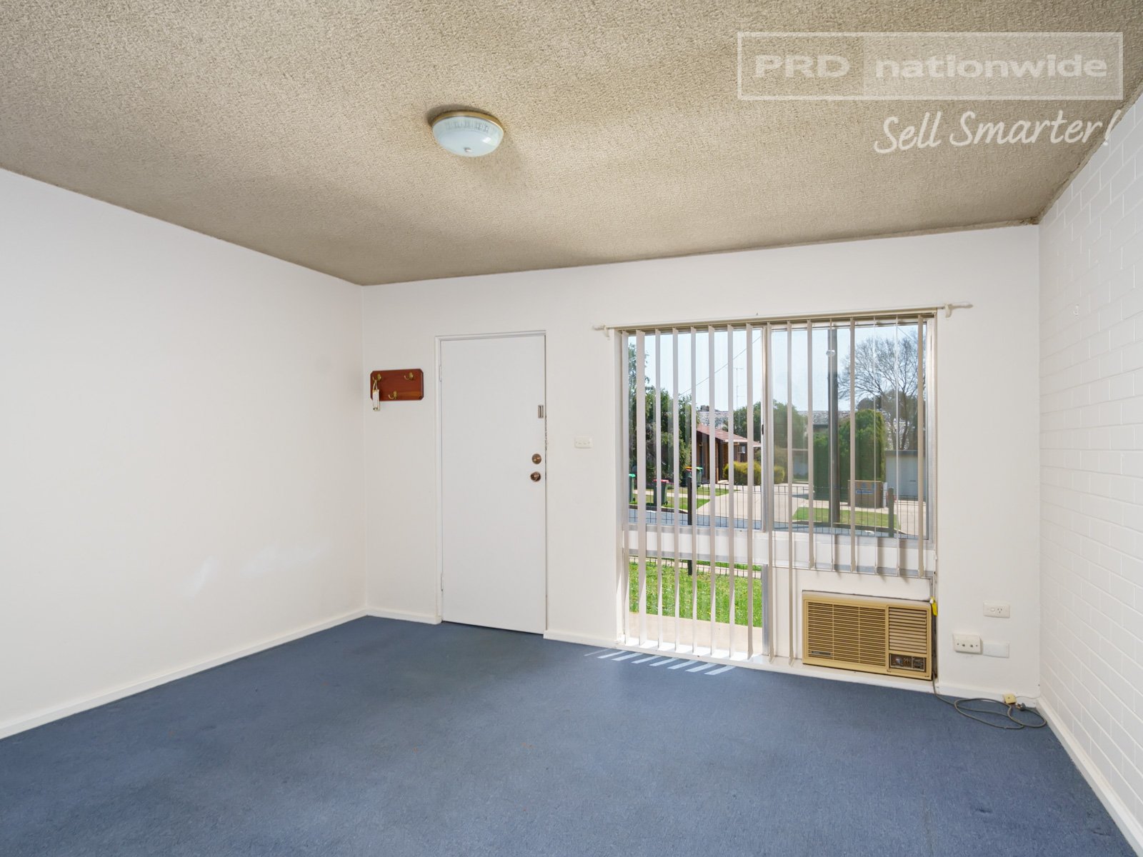 2/4 Nordlingen Drive TOLLAND 2