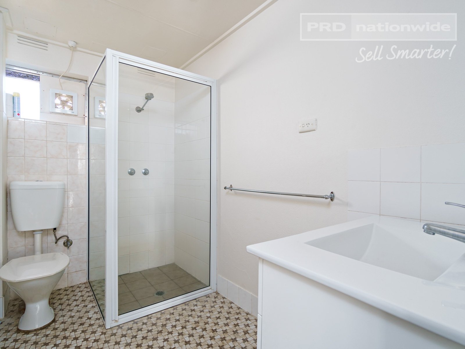 2/4 Nordlingen Drive TOLLAND 5