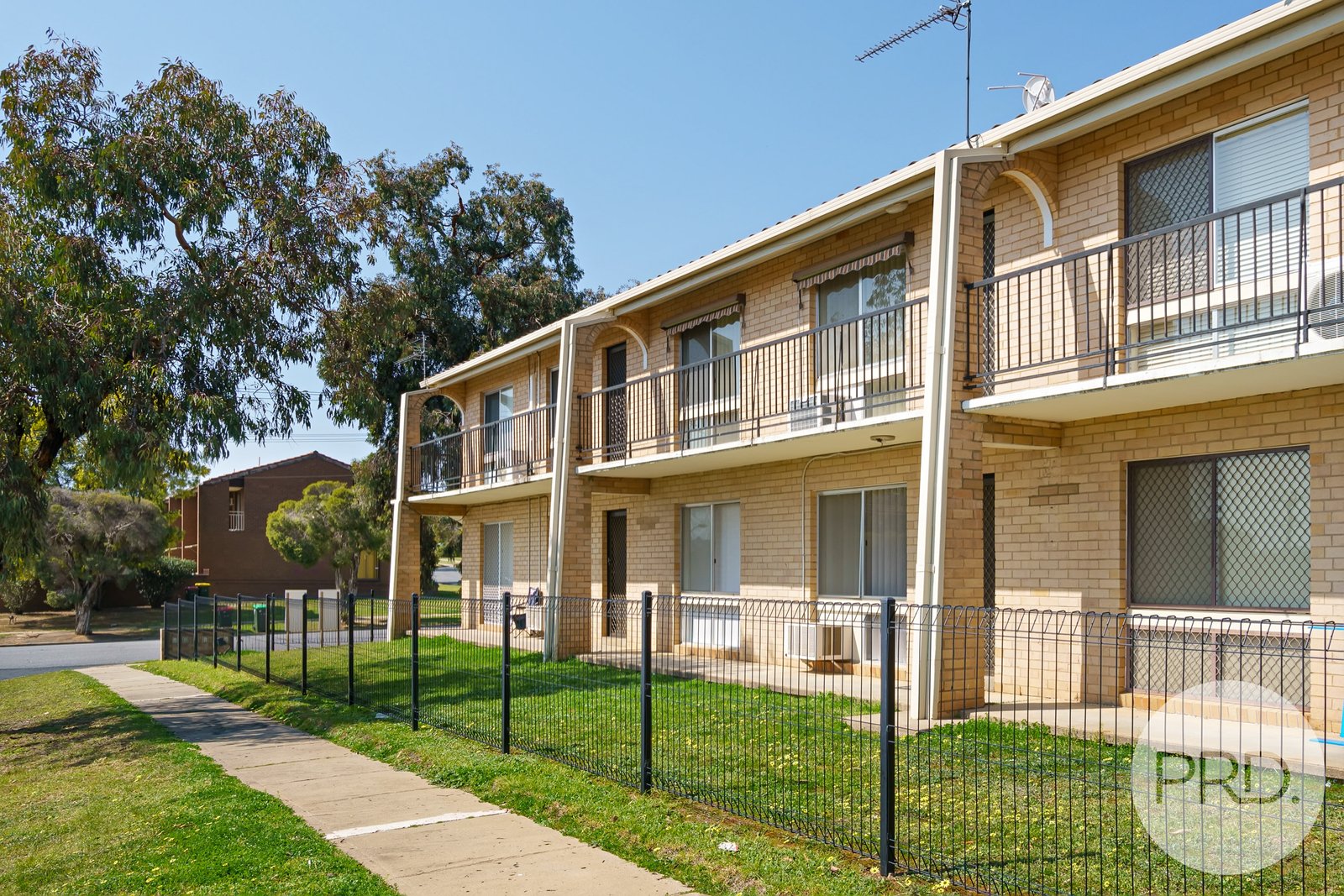 2/4 Nordlingen Drive TOLLAND 1