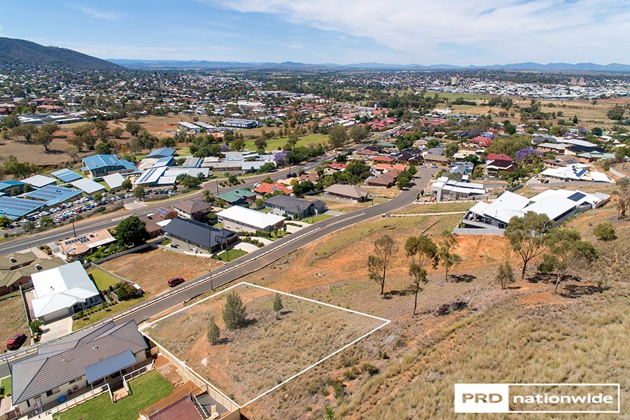 24 Oliver Street TAMWORTH 4