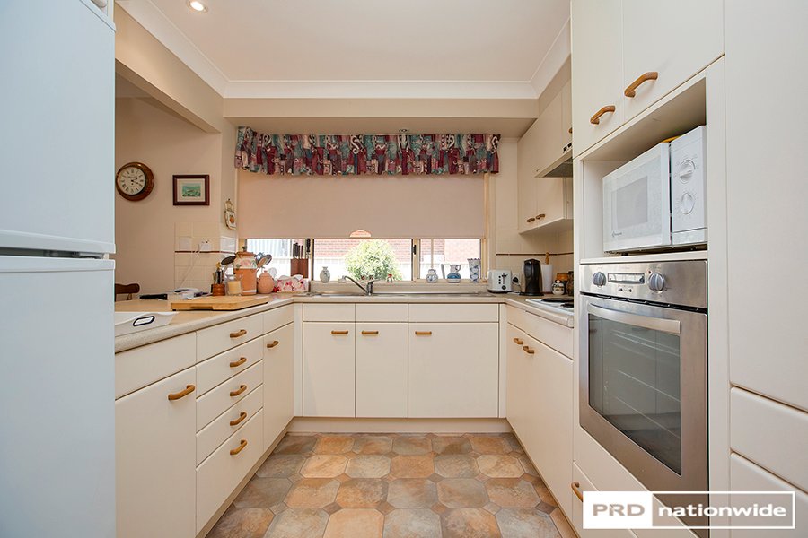 24 Overlanders Way TAMWORTH 4