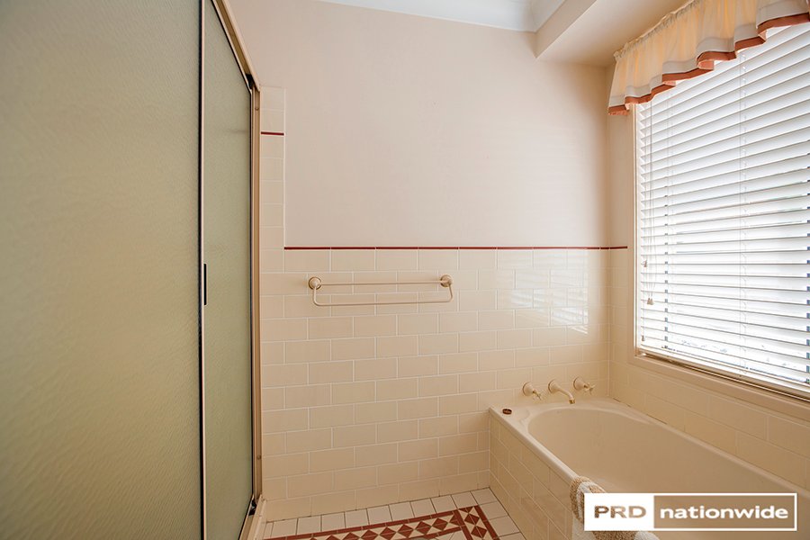 24 Overlanders Way TAMWORTH 8