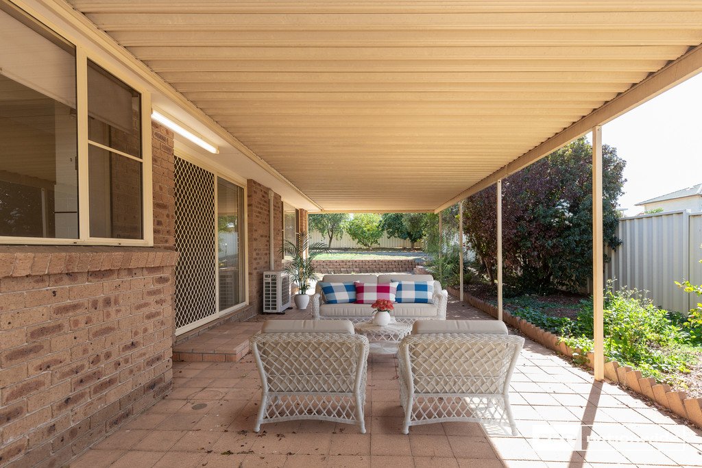 24 Overlanders Way TAMWORTH 9