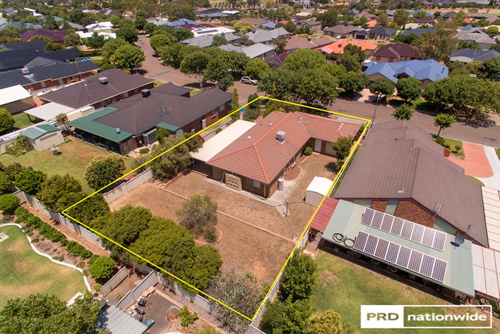 24 Overlanders Way TAMWORTH 11