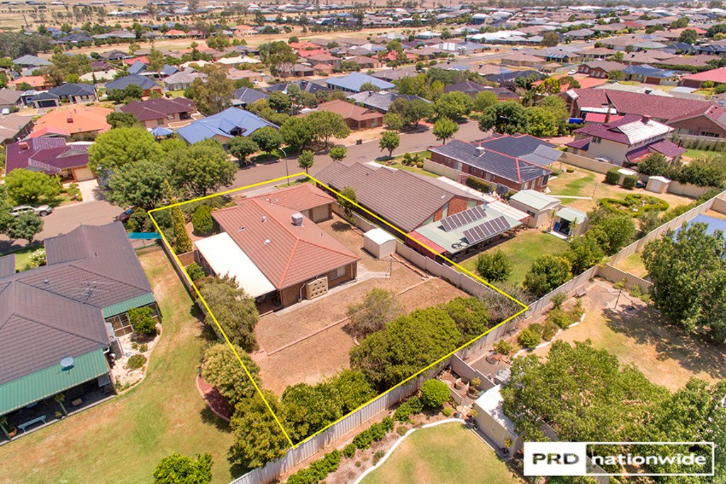 24 Overlanders Way TAMWORTH 14