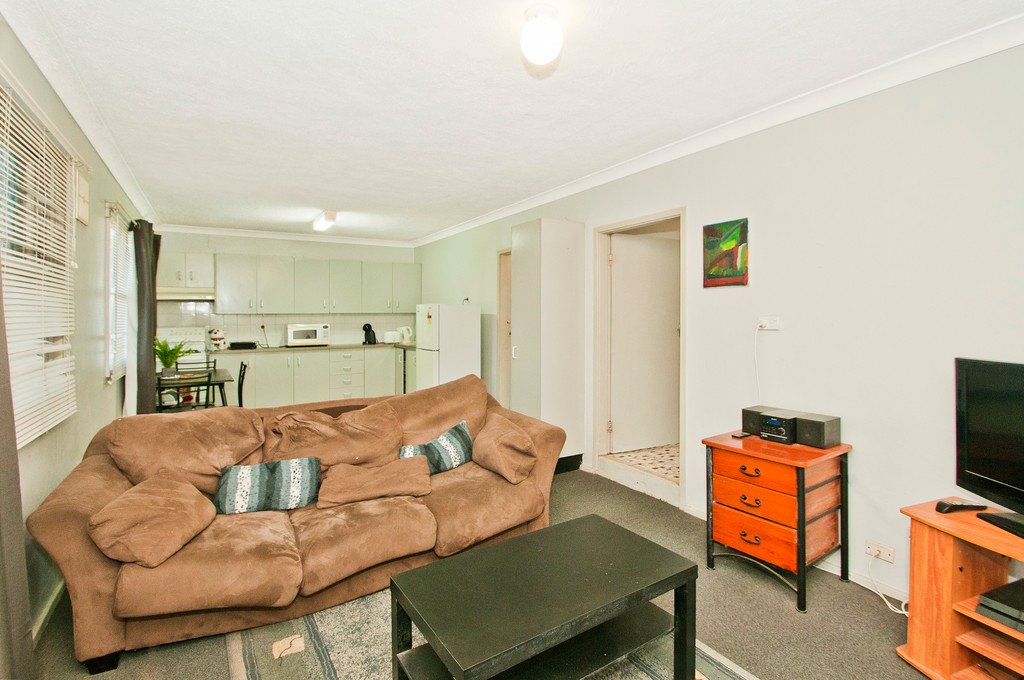 2/4 Prince Edward Dr  DAPTO 4