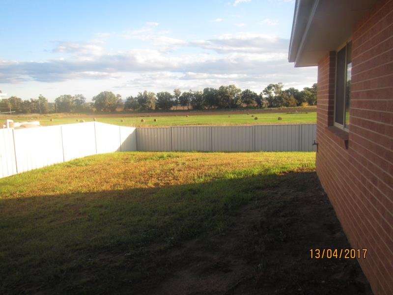 24 Tulipwood Crescent TAMWORTH 5