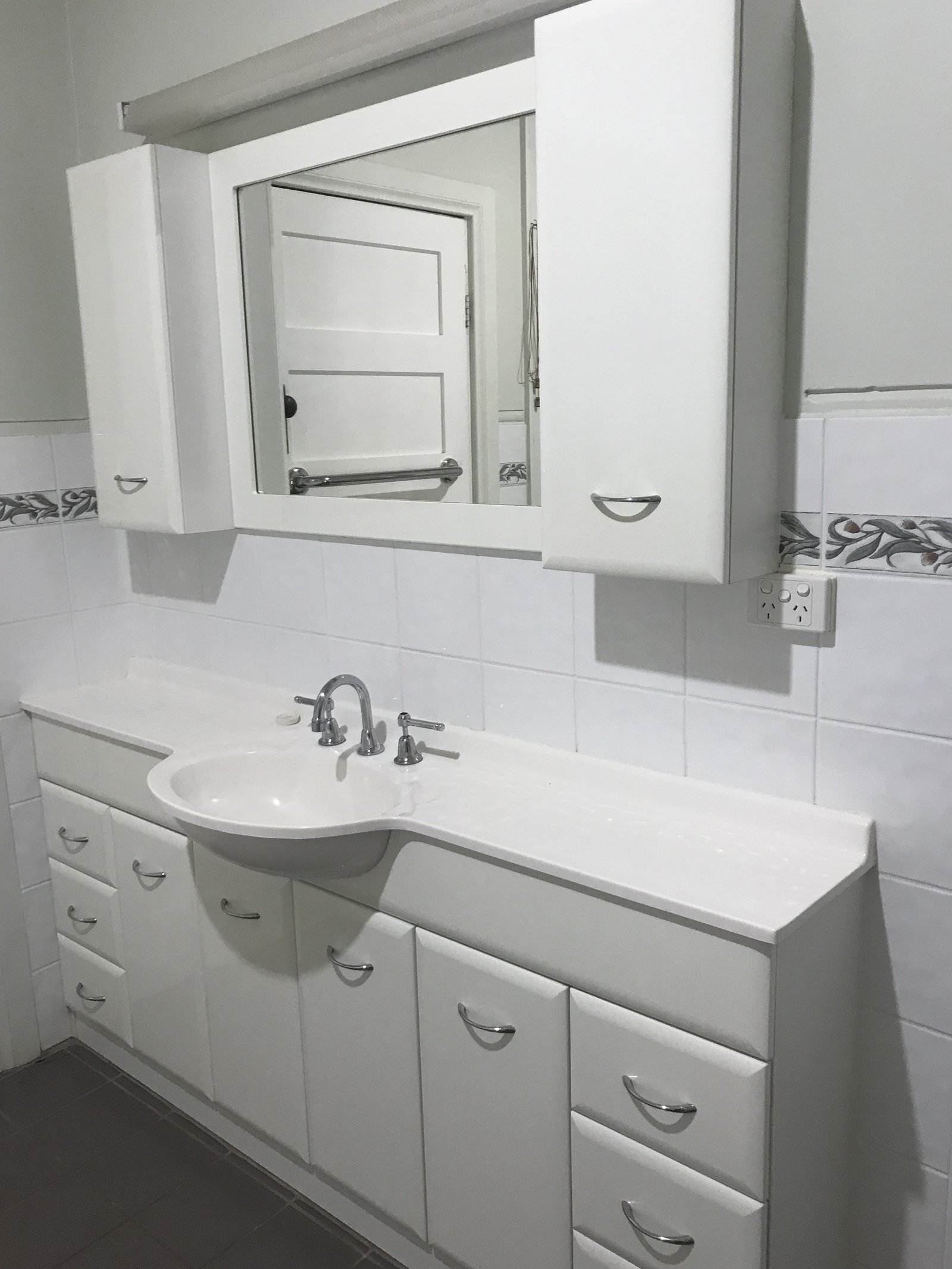 24 Tumut Street GUNDAGAI 8