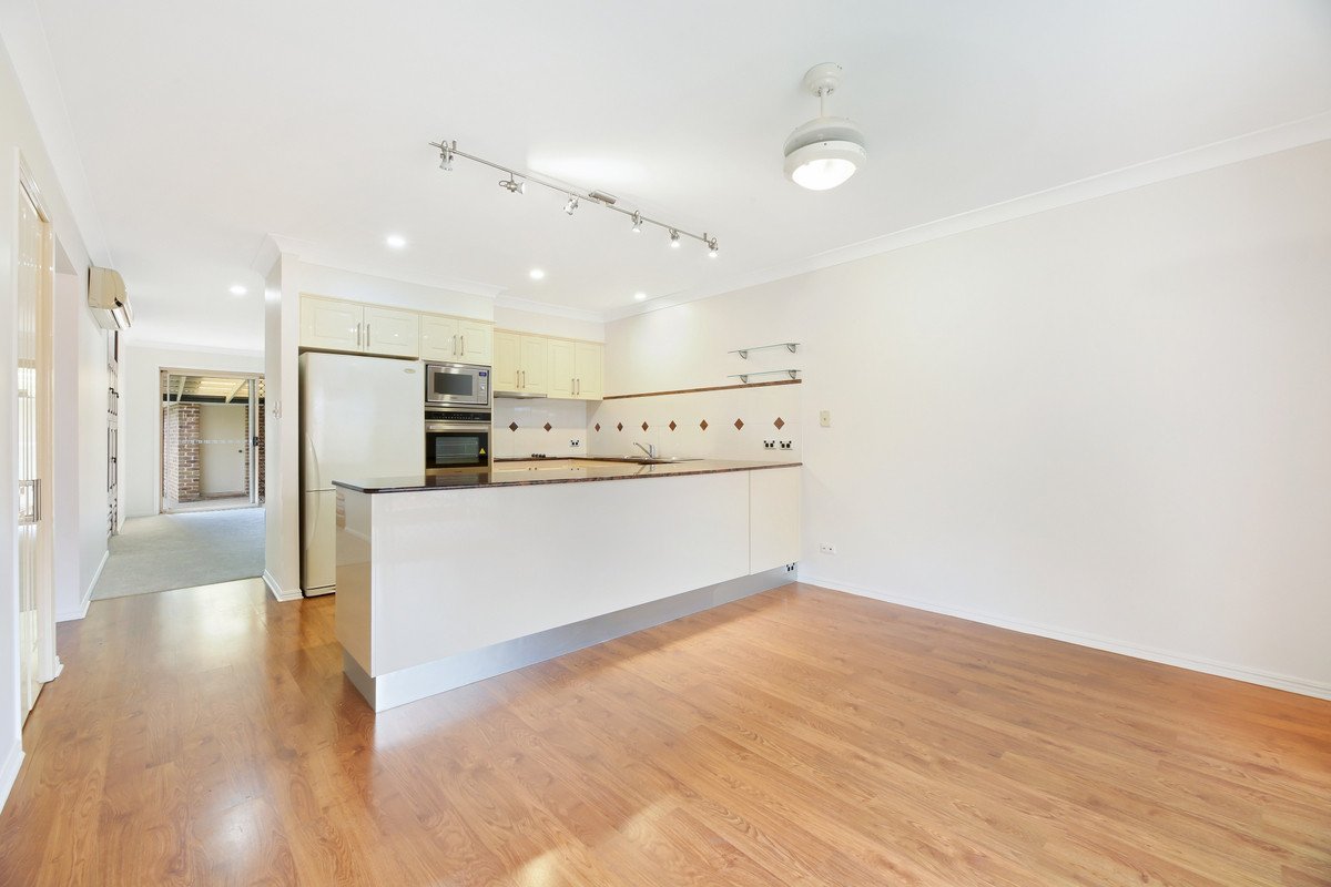 2/4 Valmai Court Burleigh Waters 3