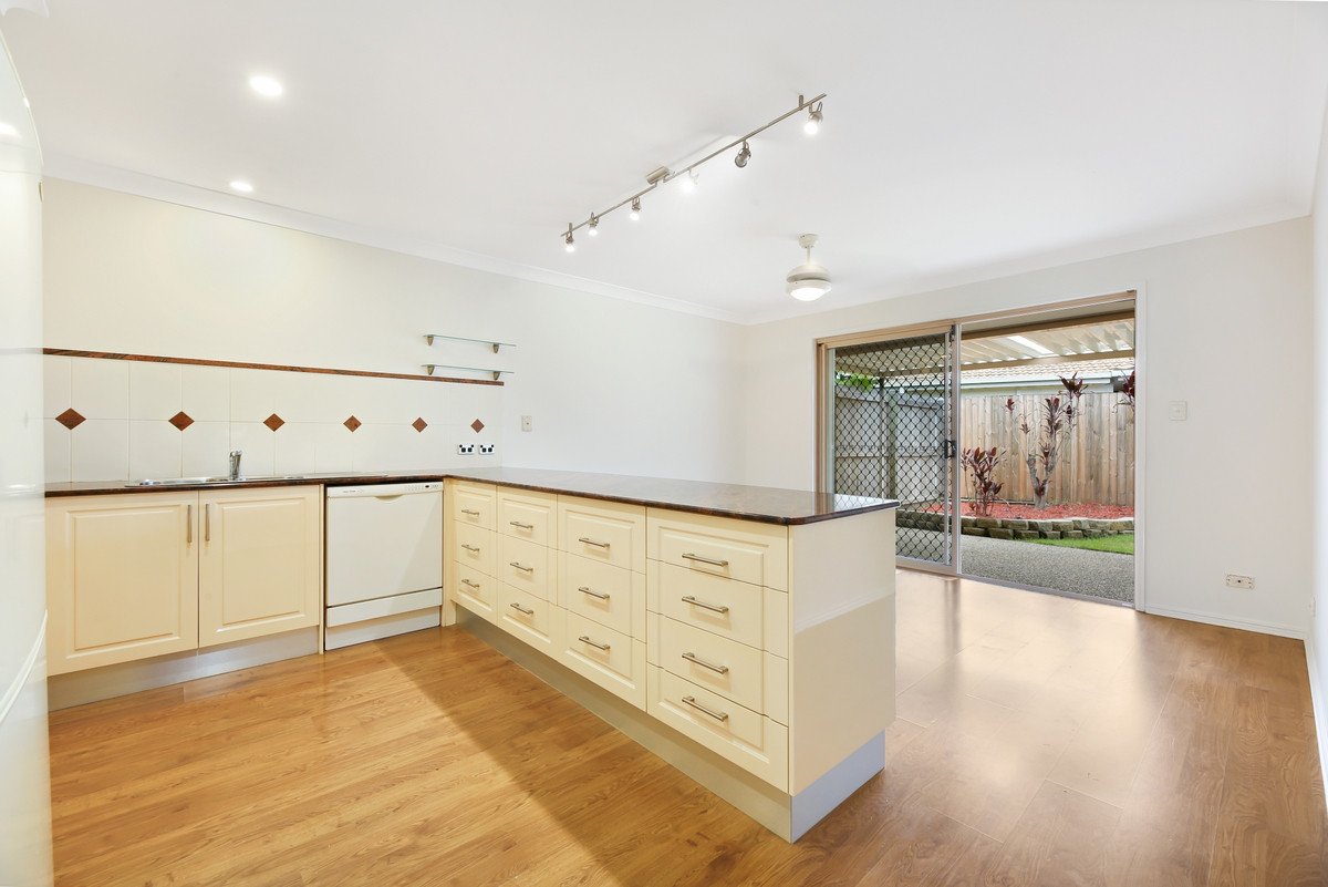 2/4 Valmai Court Burleigh Waters 5