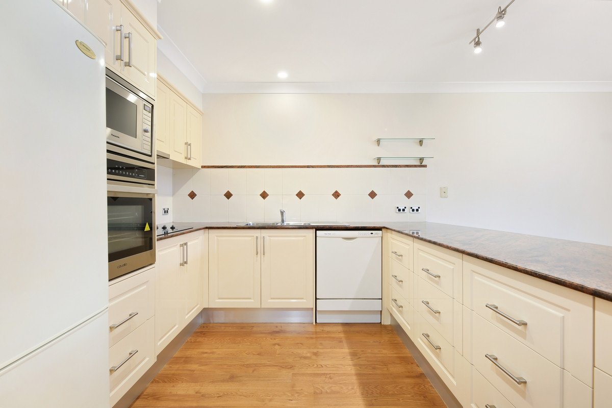 2/4 Valmai Court Burleigh Waters 4