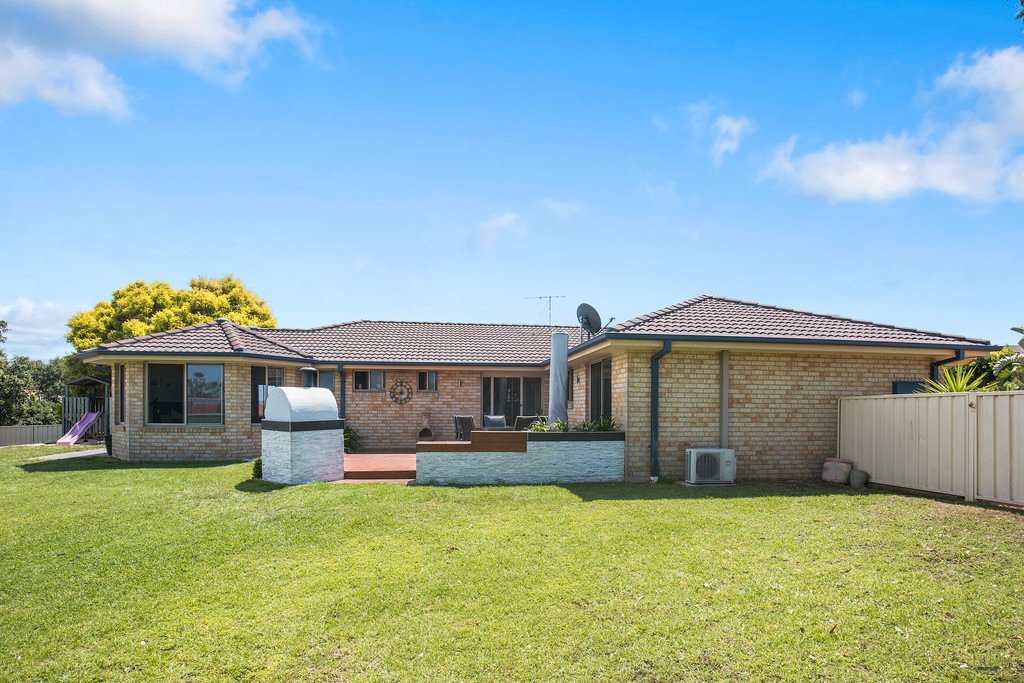24 Yaldara Avenue THORNTON 11