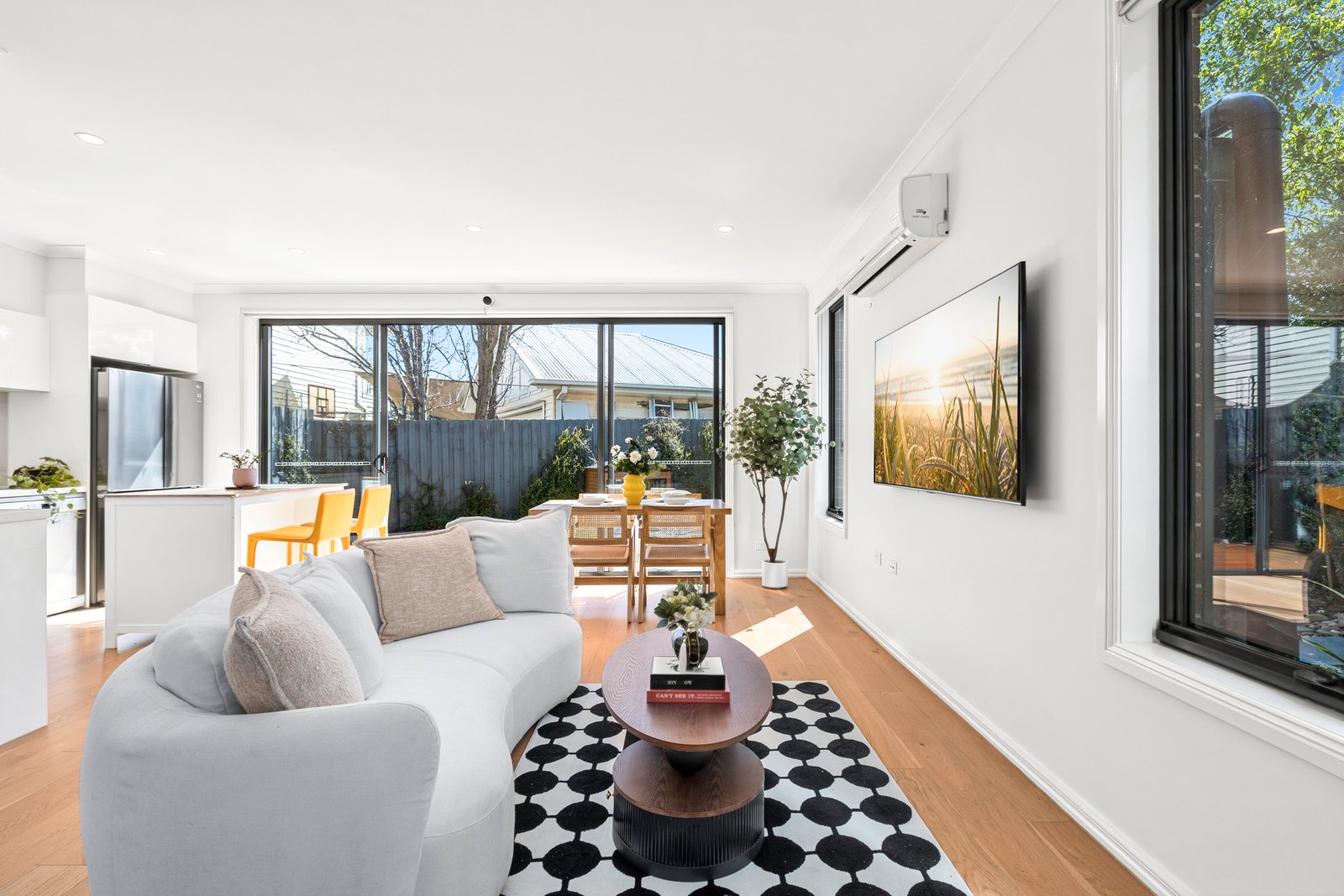 Gallery: 2/4 Yileen Court