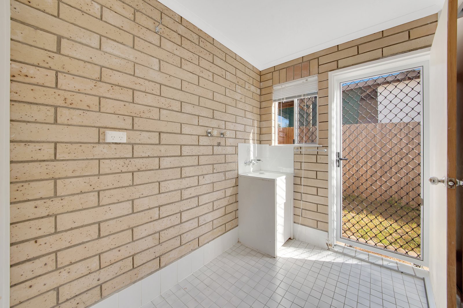 24 Yukana Street BOYNE ISLAND 11
