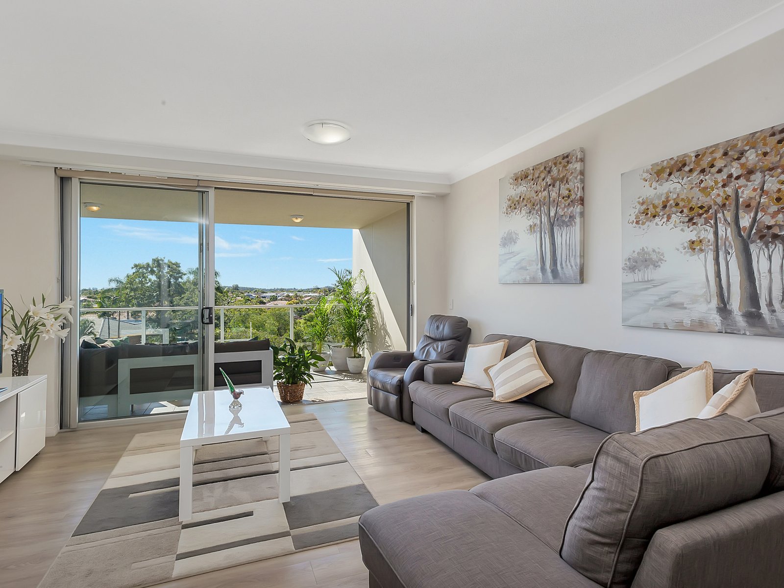 2401/12 Executive Drive BURLEIGH WATERS 2