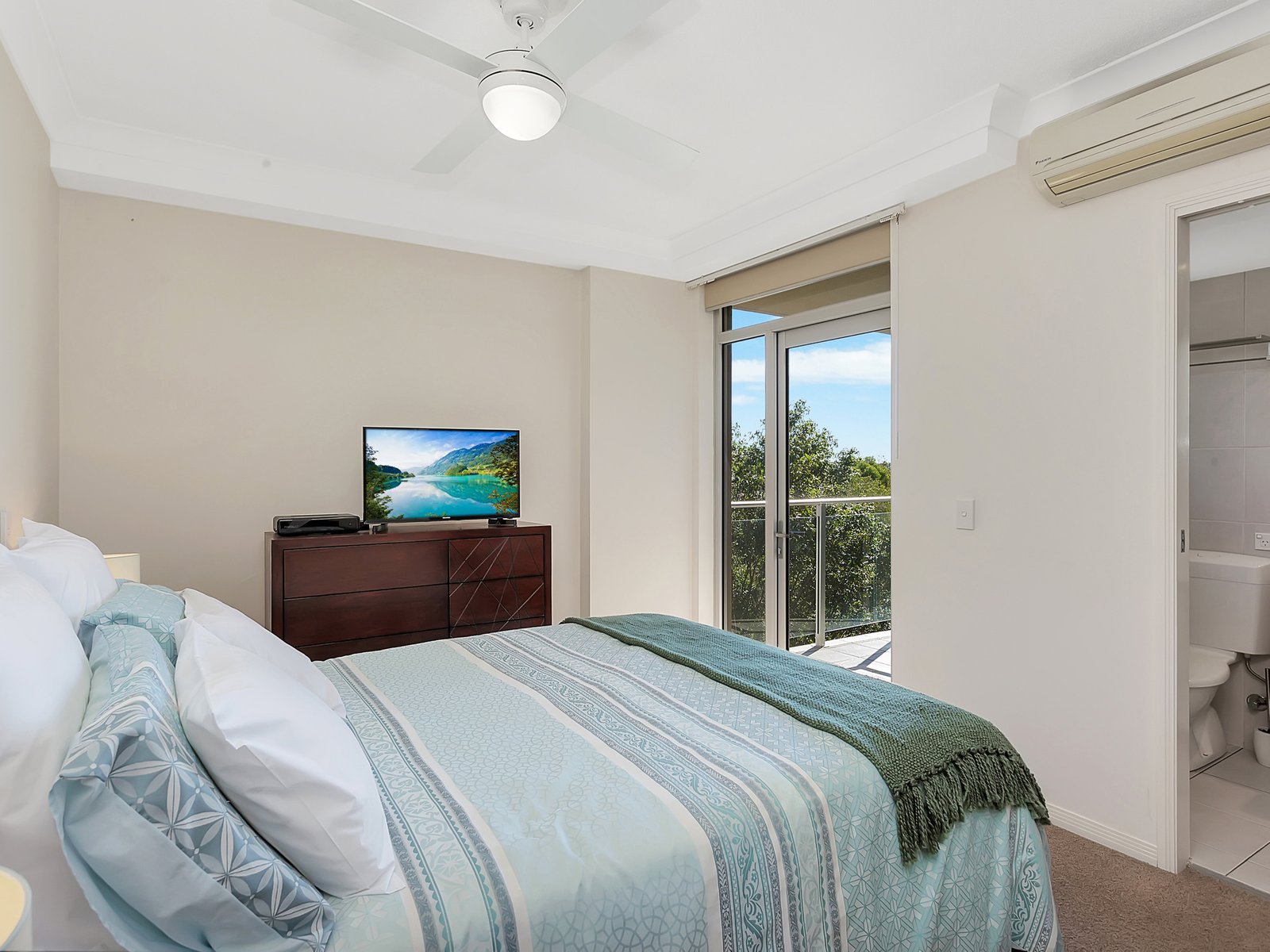 2401/12 Executive Drive BURLEIGH WATERS 5