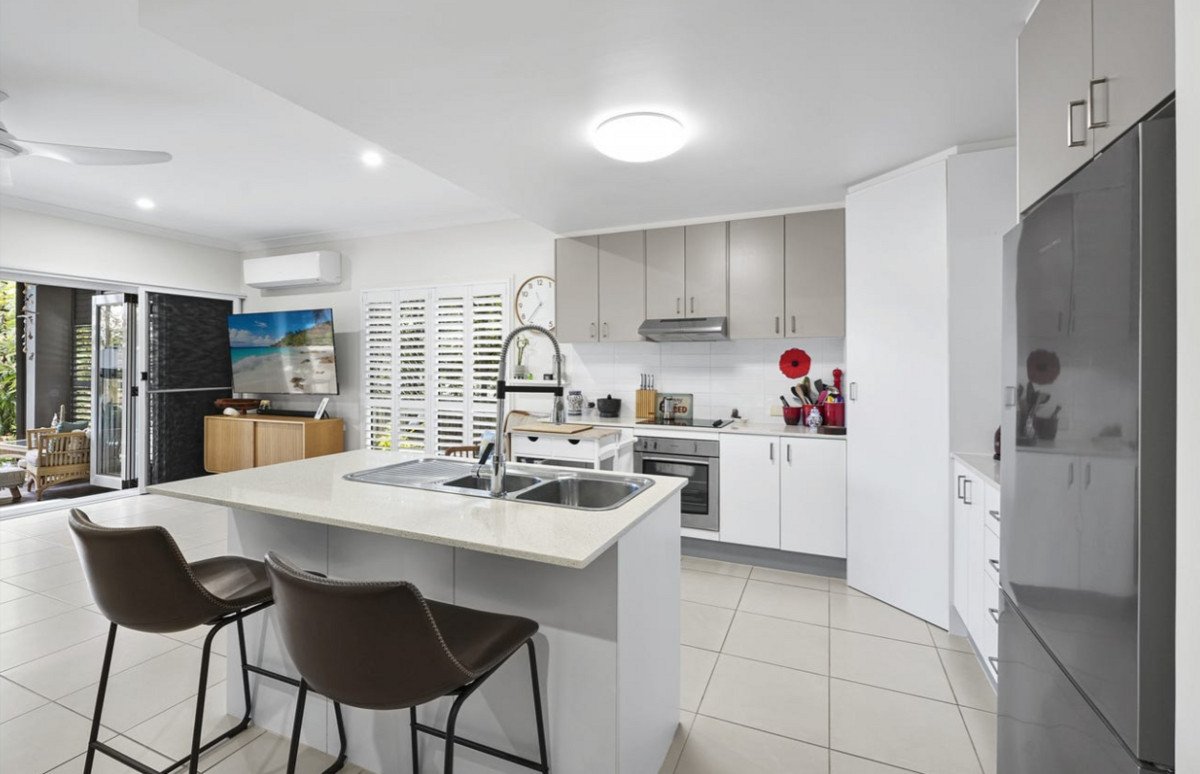 2/41 Kallay Street Miami 3