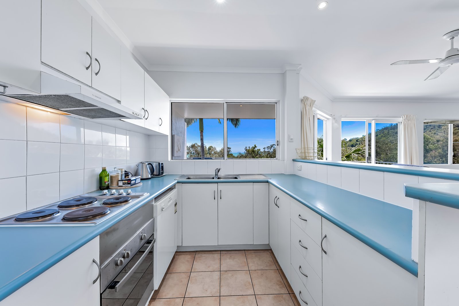 24/12-18 Eshelby Drive CANNONVALE 3