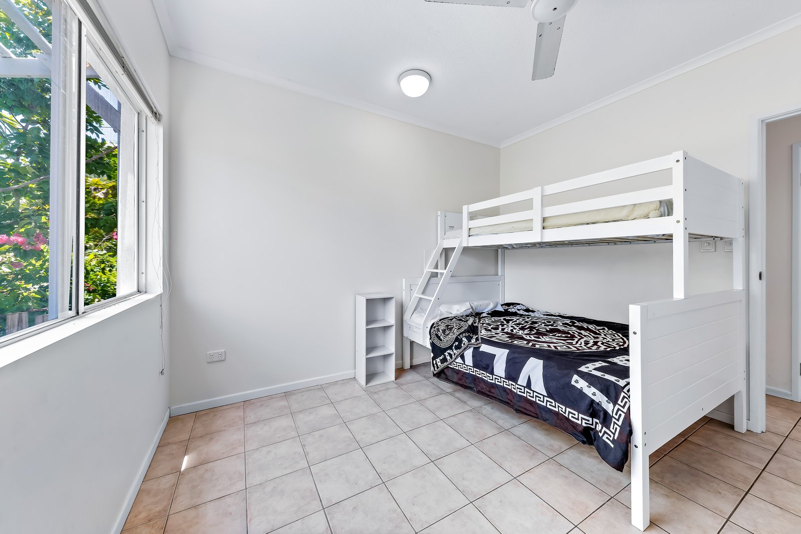 24/12-18 Eshelby Drive CANNONVALE 7