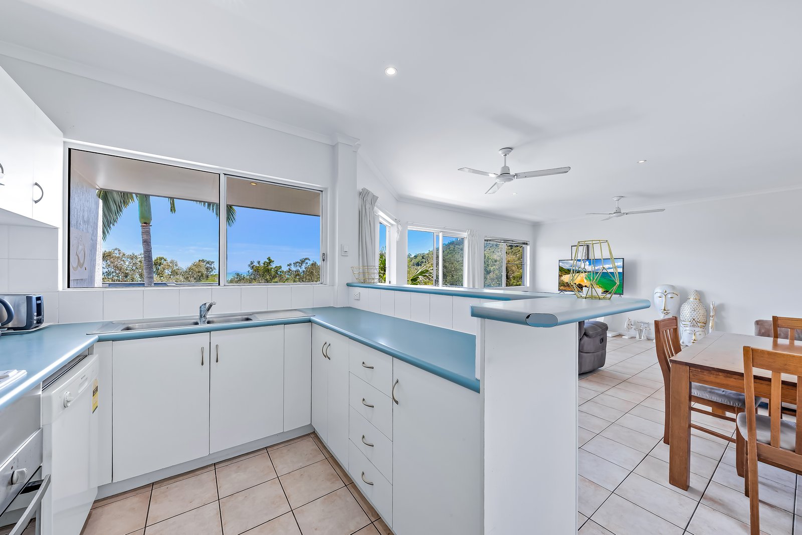 24/12-18 Eshelby Drive CANNONVALE 9