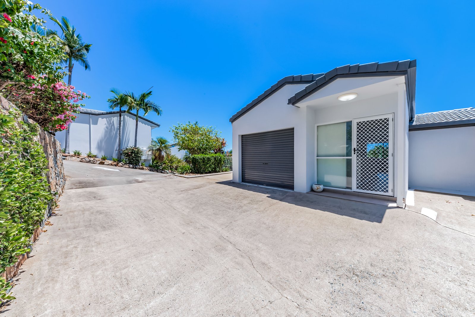 24/12-18 Eshelby Drive CANNONVALE 13