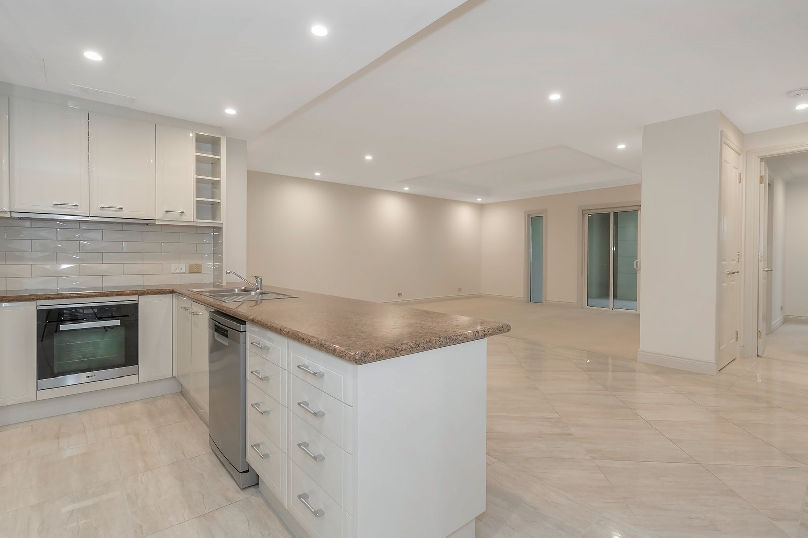 2/42-44 Brighton Parade SOUTHPORT 3