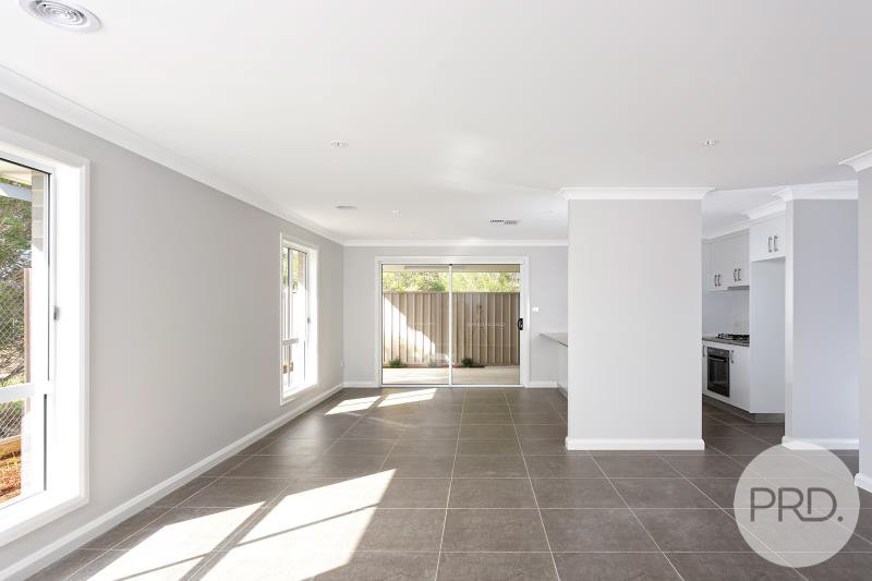 2/42 Breasley Avenue BOOROOMA 3