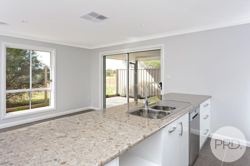 2/42 Breasley Avenue BOOROOMA 4