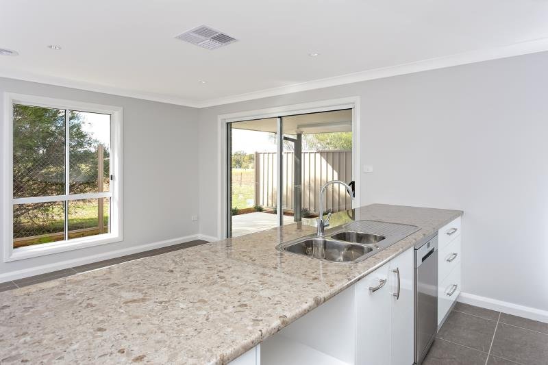 2/42 Breasley Avenue BOOROOMA 3