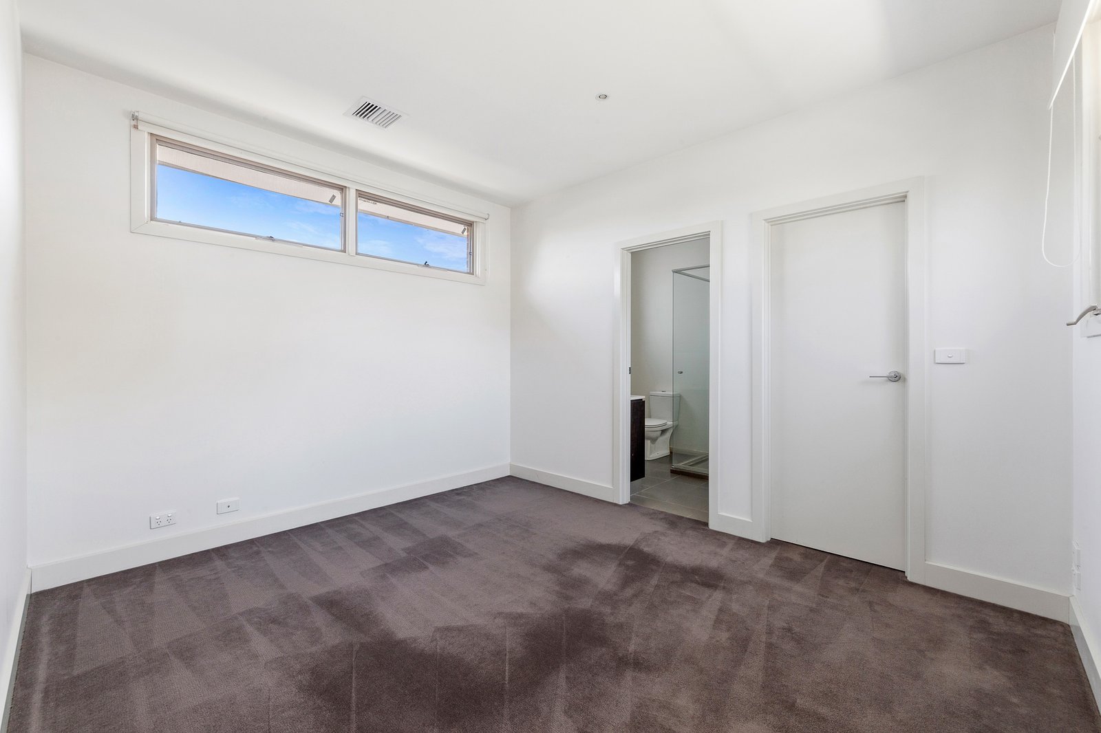 Gallery: 2/42 Clonaig Street