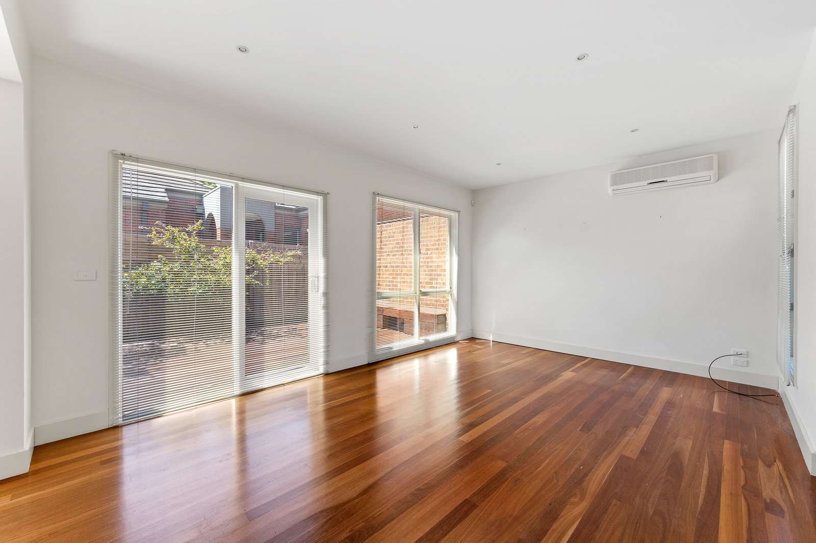 Gallery: 2/42 Clonaig Street