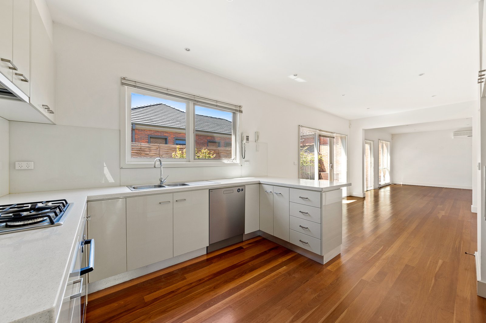 Gallery: 2/42 Clonaig Street