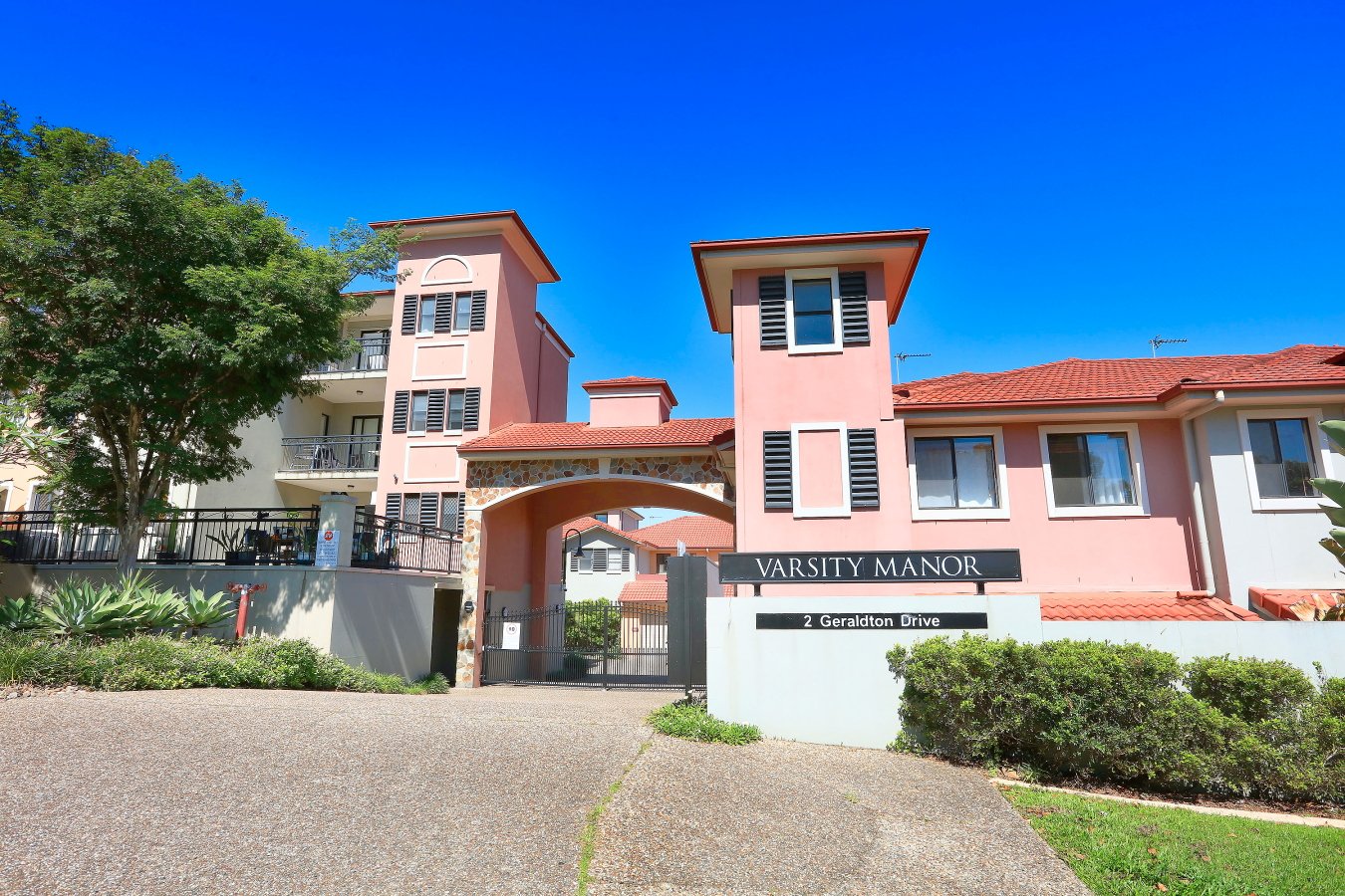 24/2 Geraldton Drive VARSITY LAKES 15