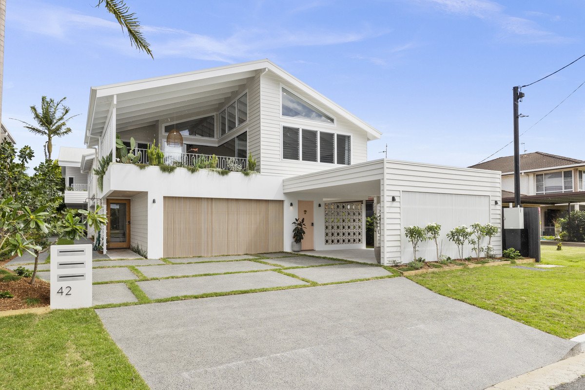 2/42 Twenty Seventh Avenue Palm Beach 4