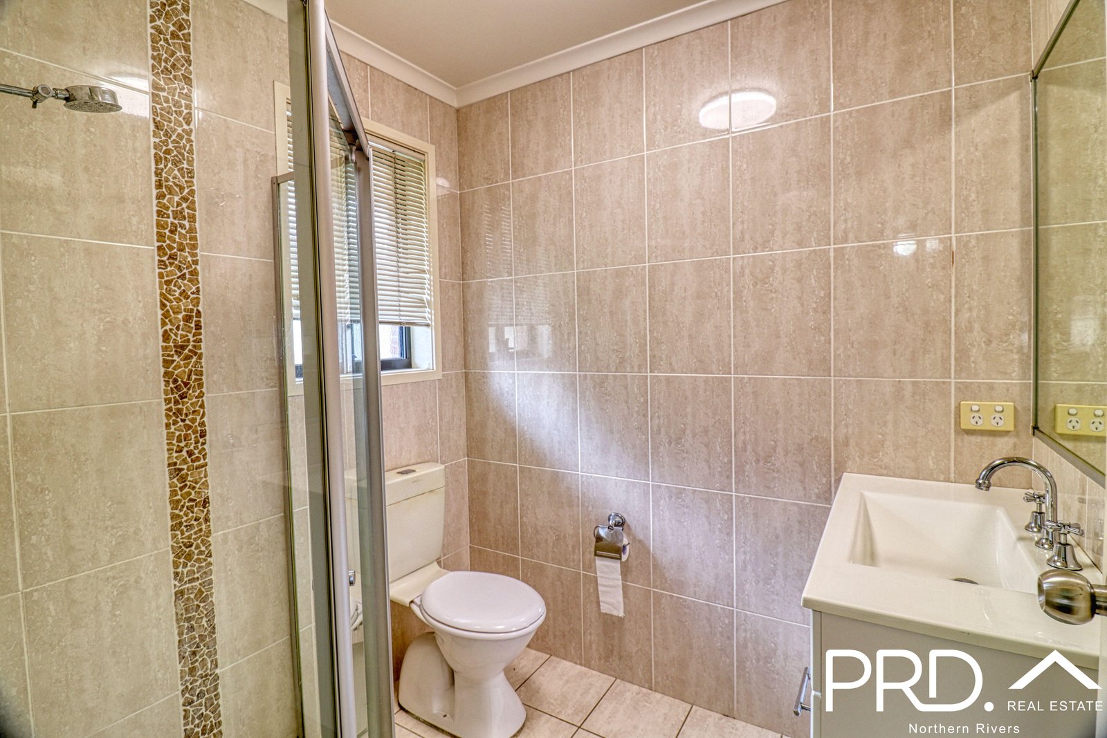 2/42A Farley Street CASINO 8