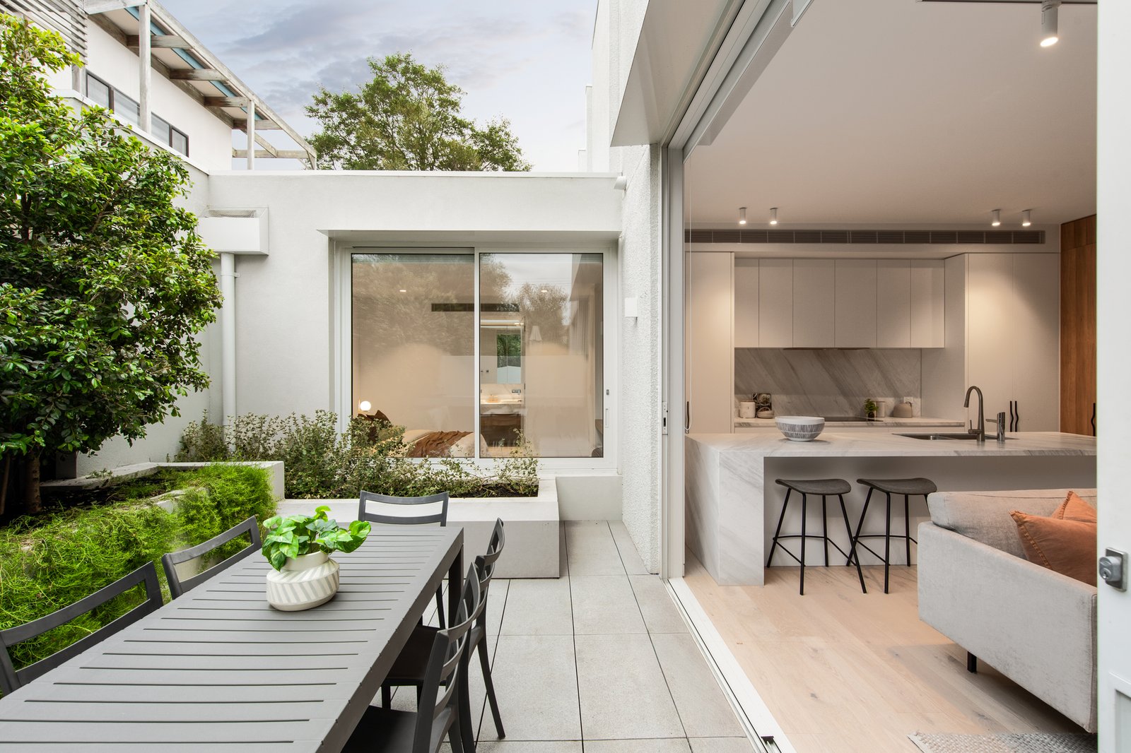 Gallery: 2/42C Head Street
