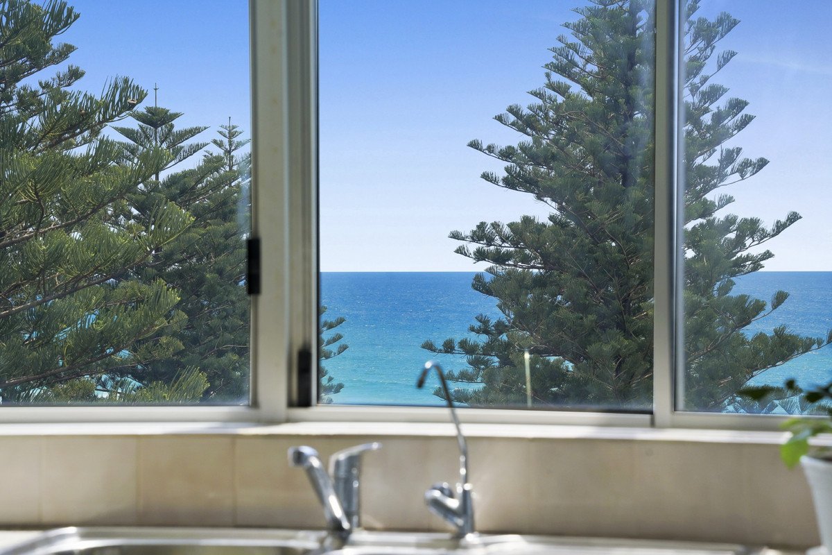 24/30 The Esplanade Burleigh Heads 12