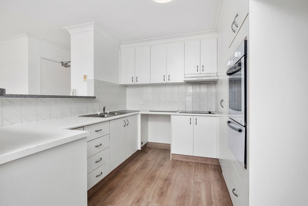 24/31-33 Dutton Street COOLANGATTA 3