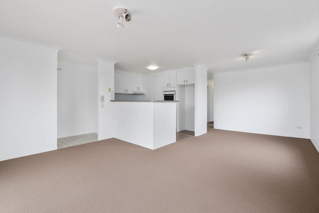 24/31-33 Dutton Street COOLANGATTA 5