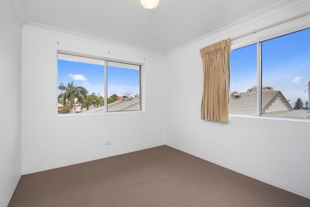 24/31-33 Dutton Street COOLANGATTA 7