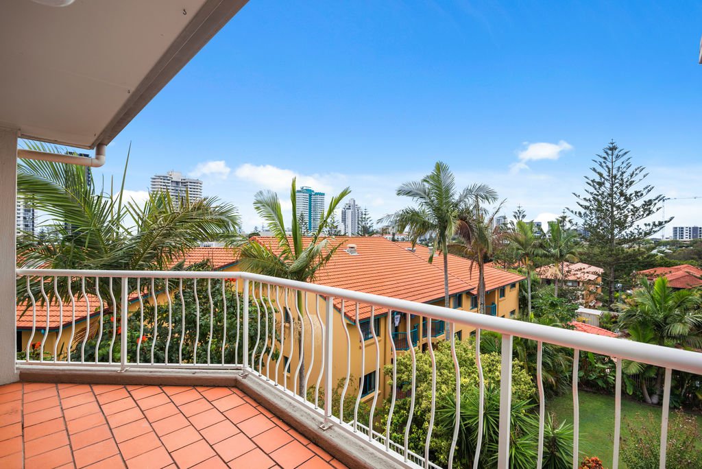 24/31-33 Dutton Street COOLANGATTA 9