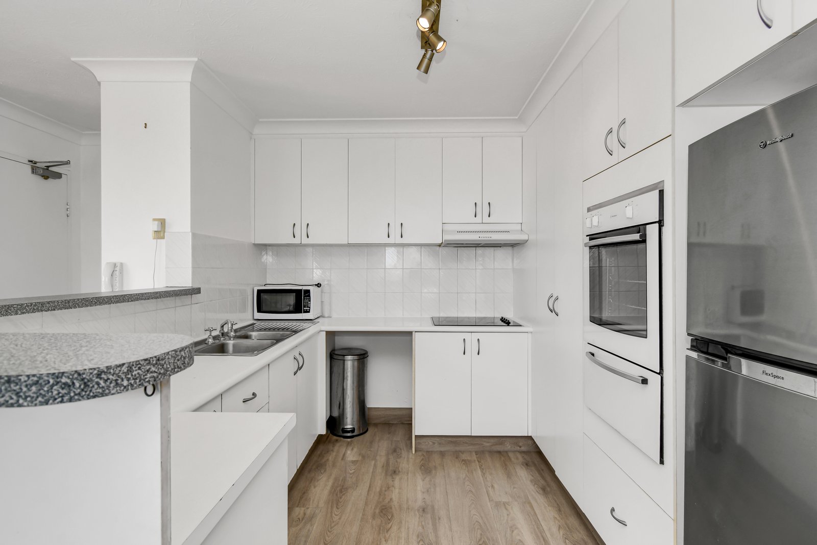 24/31-33 Dutton Street COOLANGATTA 3