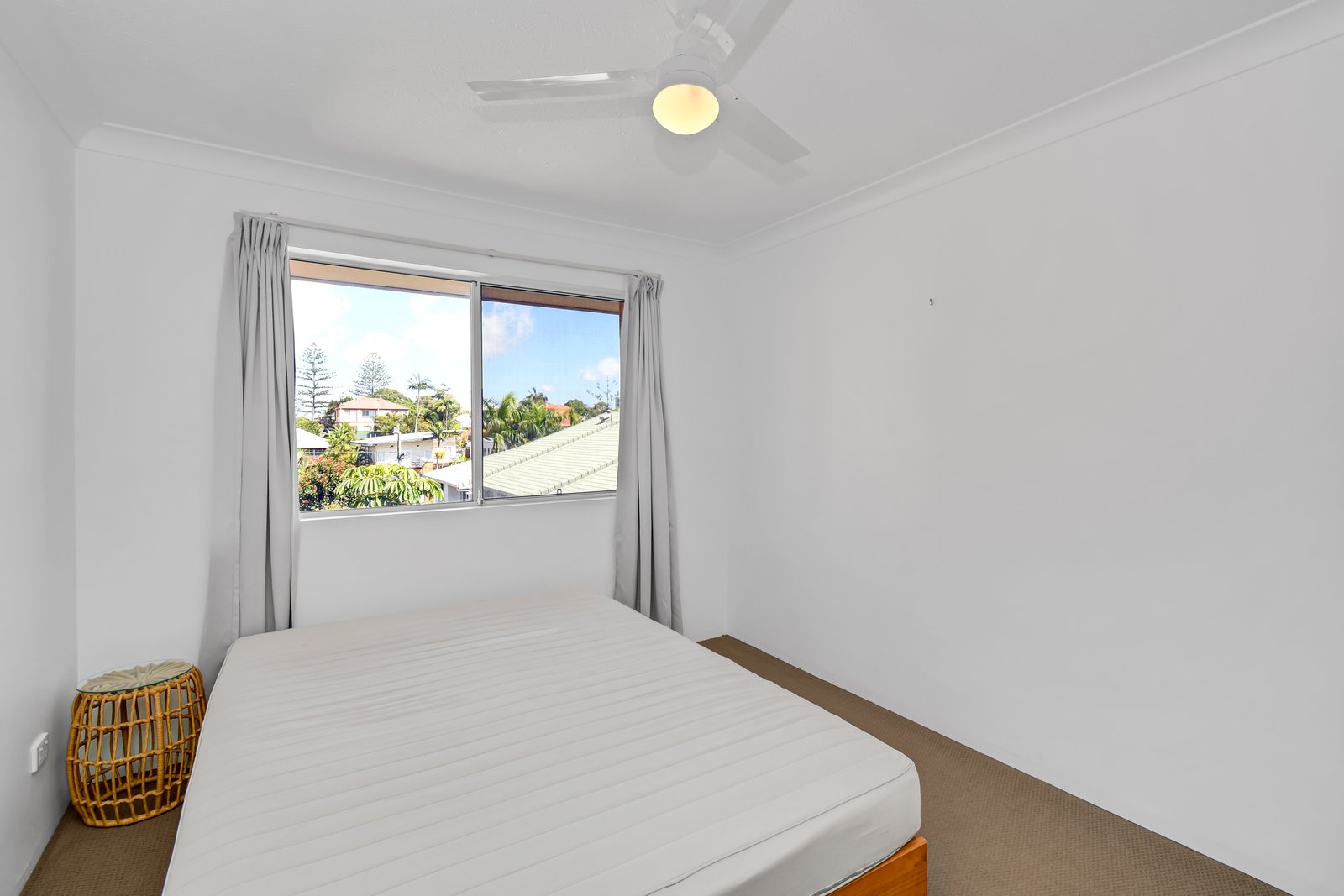 24/31-33 Dutton Street COOLANGATTA 5