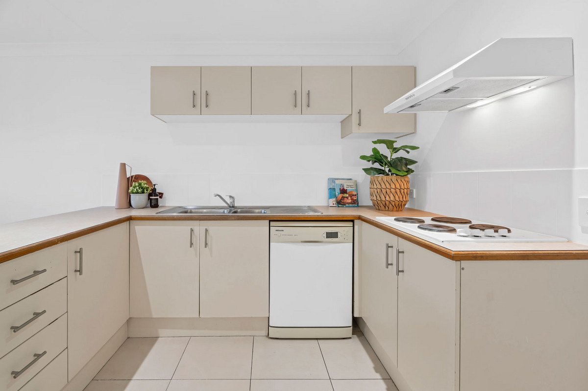 2/44 Mojave Drive BURLEIGH WATERS 4