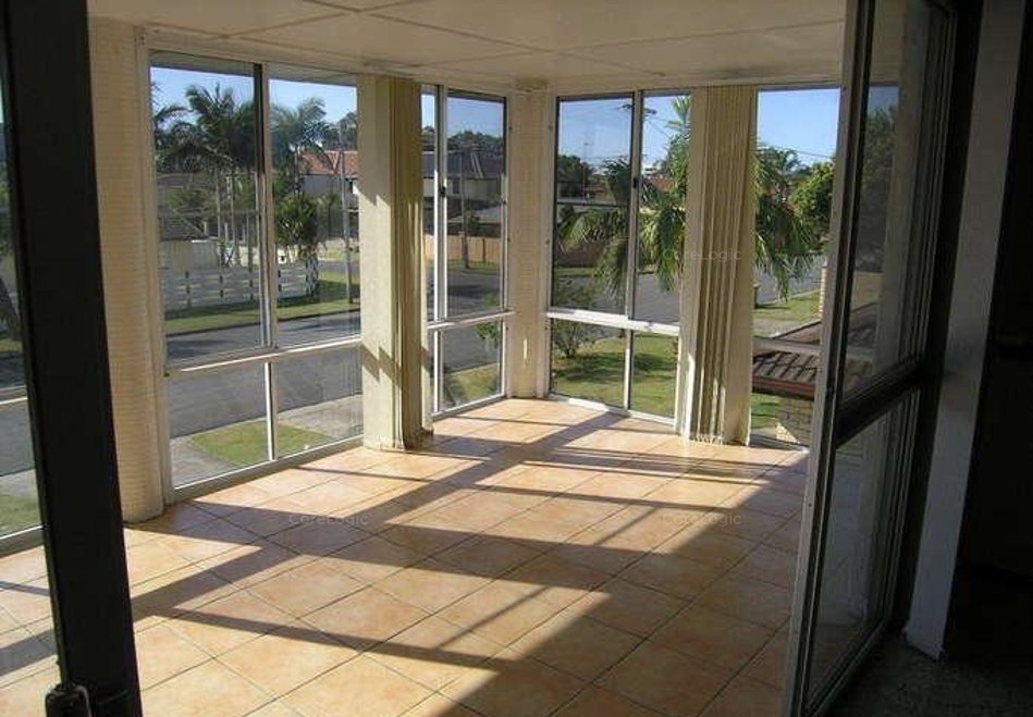 2/46 Twenty Seventh Avenue PALM BEACH 4