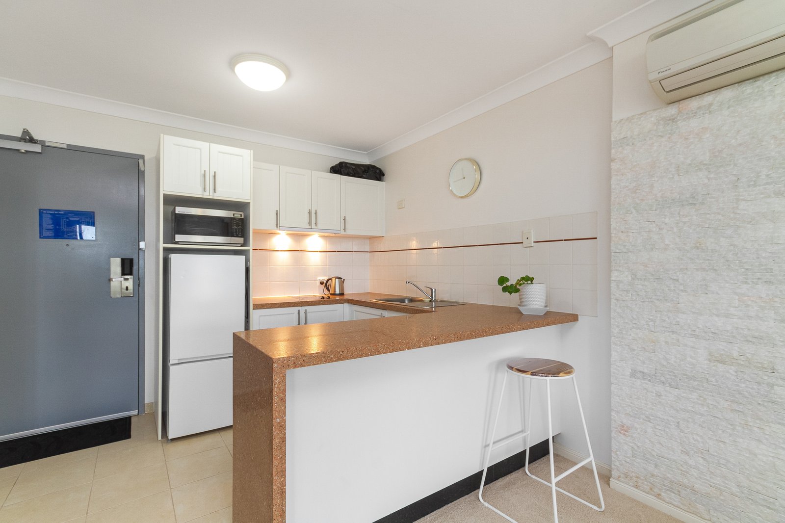 246/99 Griffith Street COOLANGATTA 2