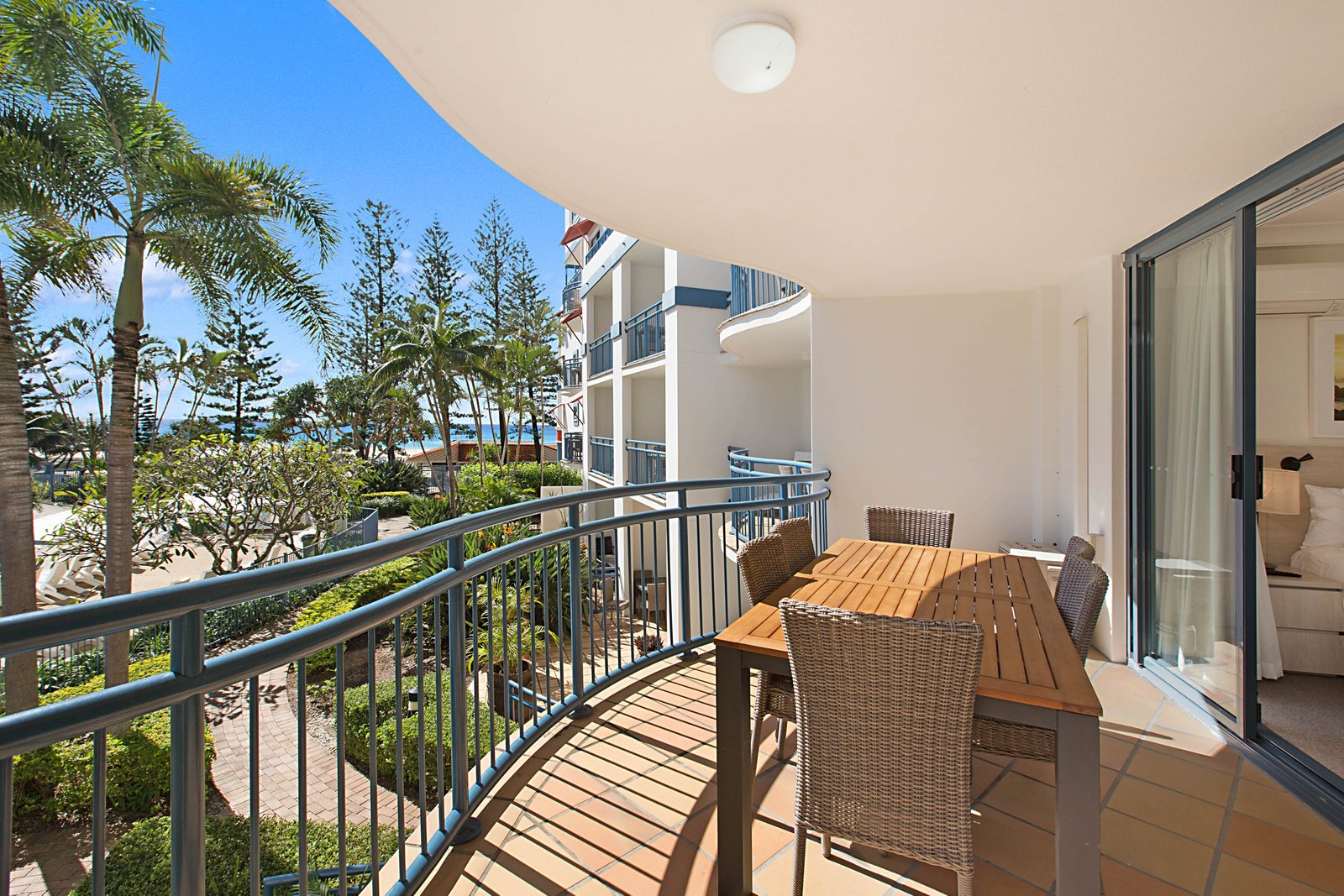 247-249/99 Griffith Street COOLANGATTA 3