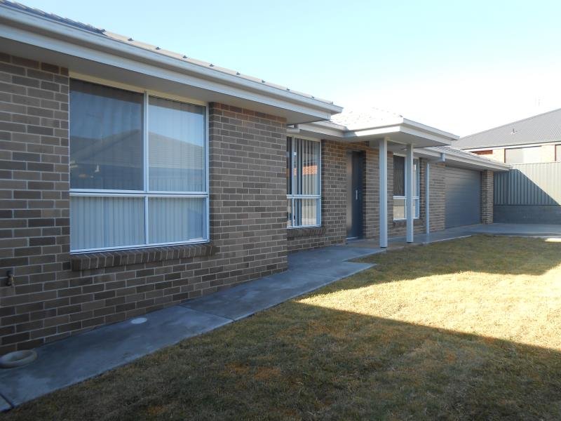 2/47 Kingham Street TAMWORTH 8